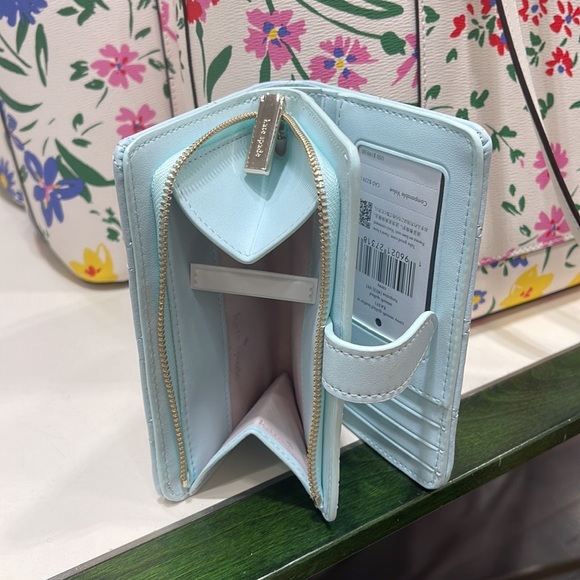 Kate Spade Carey Medium Compartment Bifold Wallet
COLOR: Turquoise
NWT - Picture 10 of 16